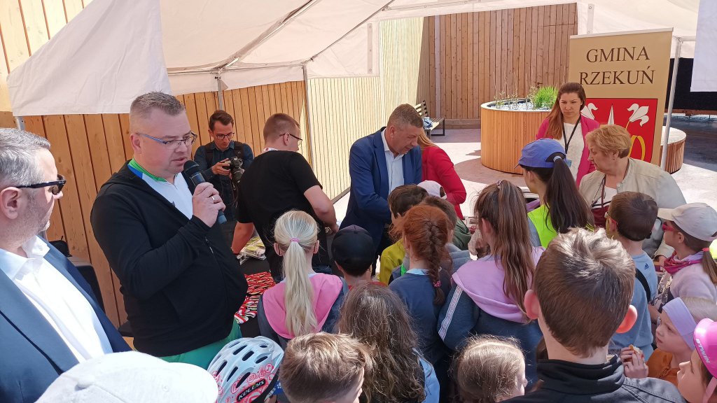 Rajd rowerowy z okazji Dnia Flagi RP [02.05.2022] - zdjęcie #10 - eOstroleka.pl