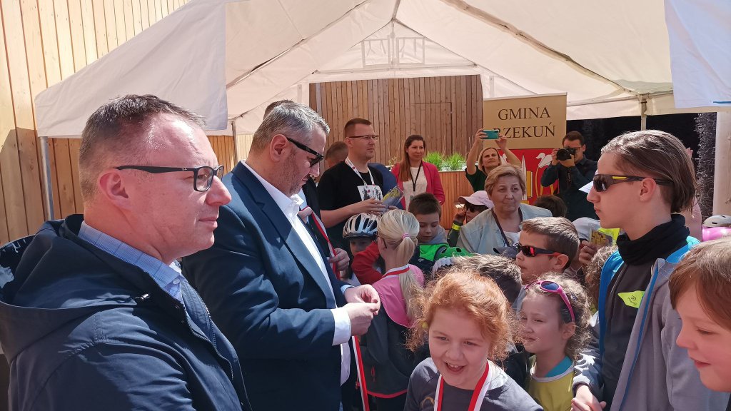 Rajd rowerowy z okazji Dnia Flagi RP [02.05.2022] - zdjęcie #9 - eOstroleka.pl