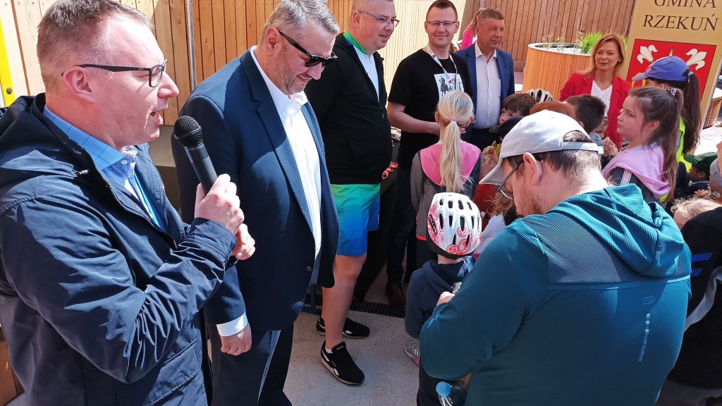 Rajd rowerowy z okazji Dnia Flagi RP [02.05.2022] - zdjęcie #8 - eOstroleka.pl
