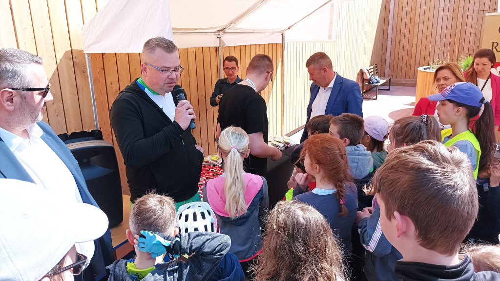 Rajd rowerowy z okazji Dnia Flagi RP [02.05.2022] - zdjęcie #2 - eOstroleka.pl