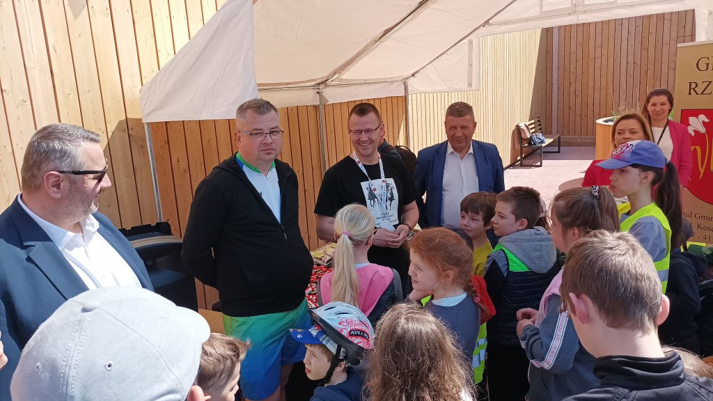 Rajd rowerowy z okazji Dnia Flagi RP [02.05.2022] - zdjęcie #1 - eOstroleka.pl
