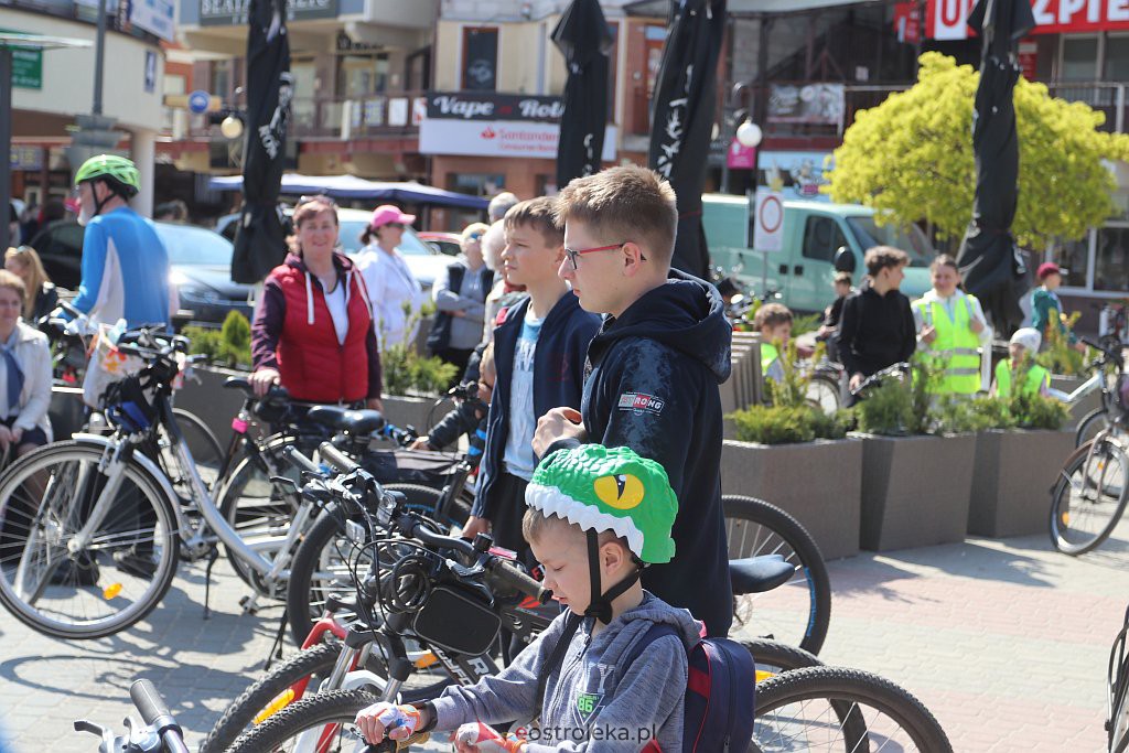 Rajd rowerowy z okazji Dnia Flagi RP [02.05.2022] - zdjęcie #85 - eOstroleka.pl