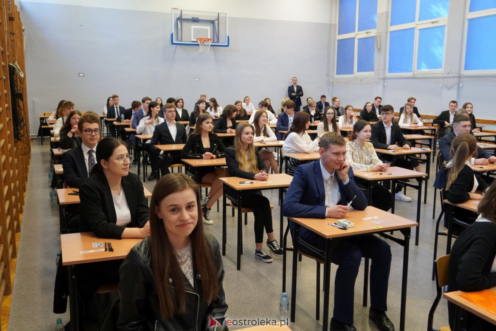 Matura 2022 - egzamin w I LO [04.05.2022] - zdjęcie #2 - eOstroleka.pl