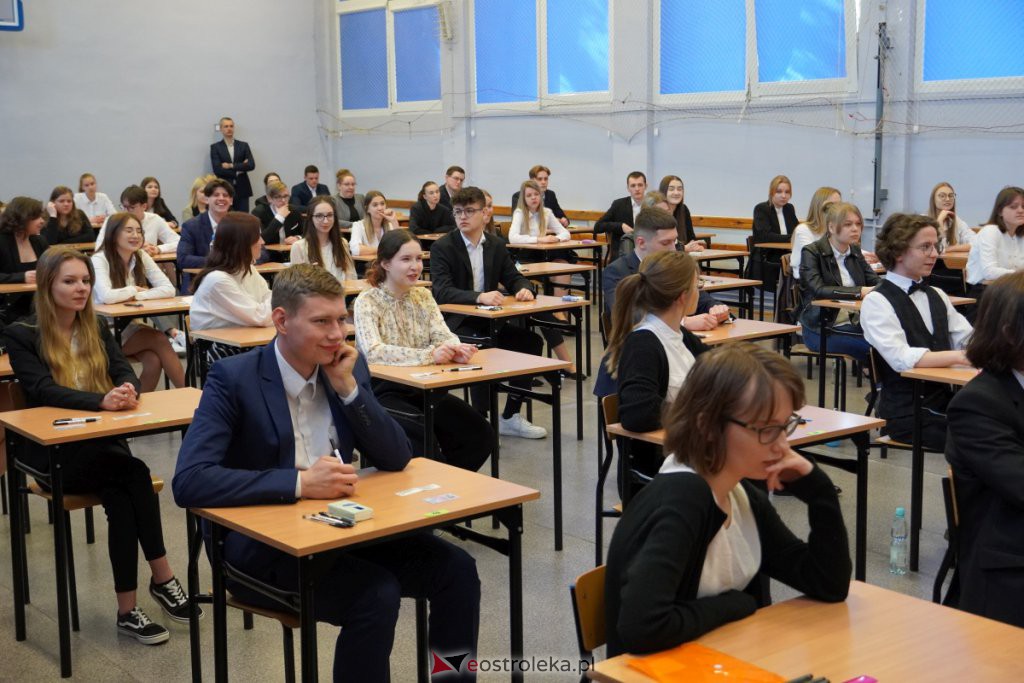 Matura 2022 - egzamin w I LO [04.05.2022] - zdjęcie #3 - eOstroleka.pl