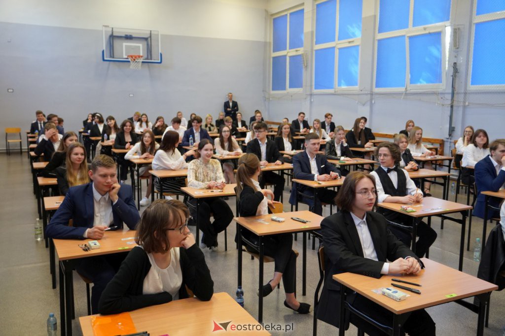 Matura 2022 - egzamin w I LO [04.05.2022] - zdjęcie #4 - eOstroleka.pl