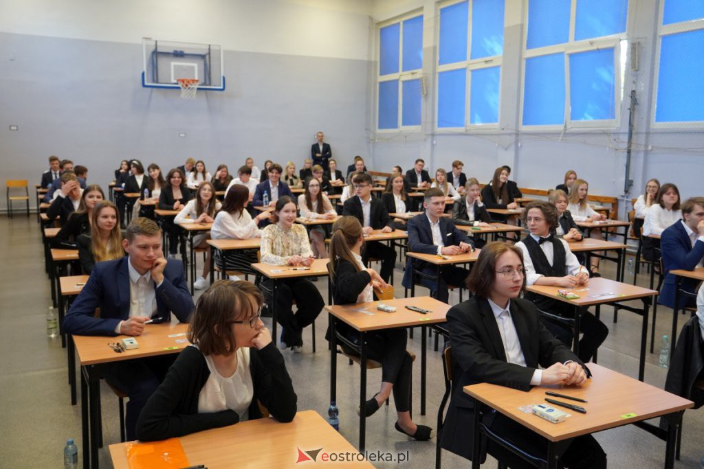 Matura 2022 - egzamin w I LO [04.05.2022] - zdjęcie #5 - eOstroleka.pl