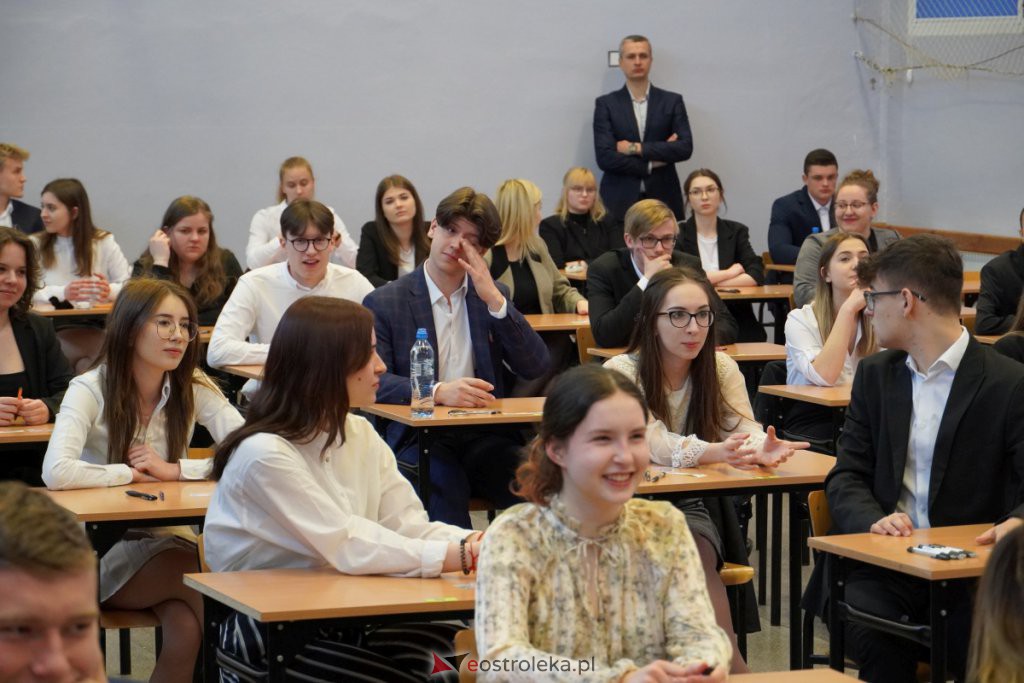 Matura 2022 - egzamin w I LO [04.05.2022] - zdjęcie #8 - eOstroleka.pl