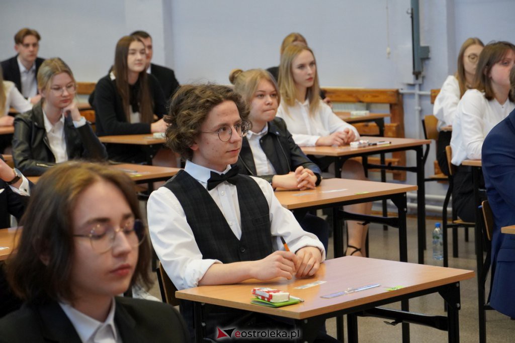 Matura 2022 - egzamin w I LO [04.05.2022] - zdjęcie #14 - eOstroleka.pl