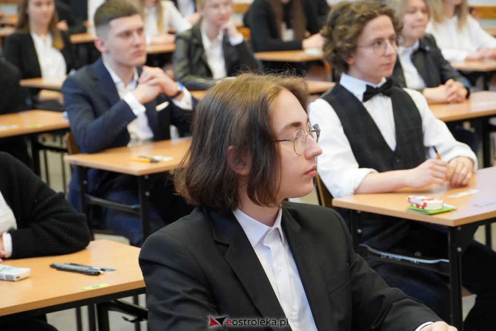Matura 2022 - egzamin w I LO [04.05.2022] - zdjęcie #15 - eOstroleka.pl