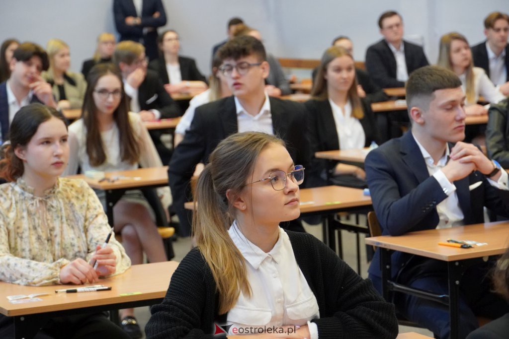 Matura 2022 - egzamin w I LO [04.05.2022] - zdjęcie #16 - eOstroleka.pl