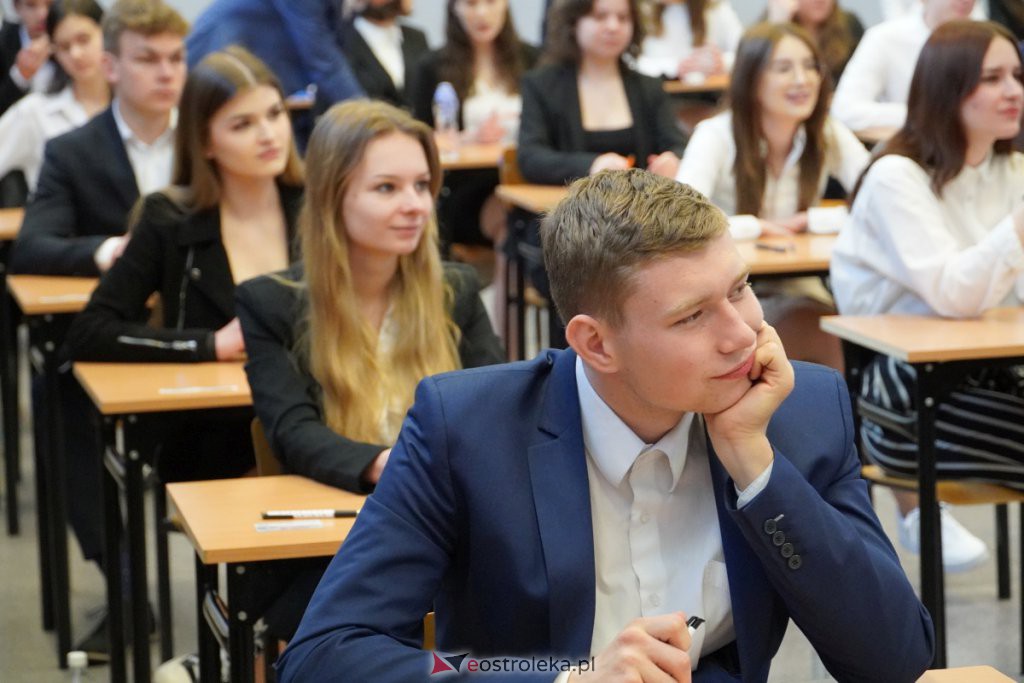 Matura 2022 - egzamin w I LO [04.05.2022] - zdjęcie #20 - eOstroleka.pl