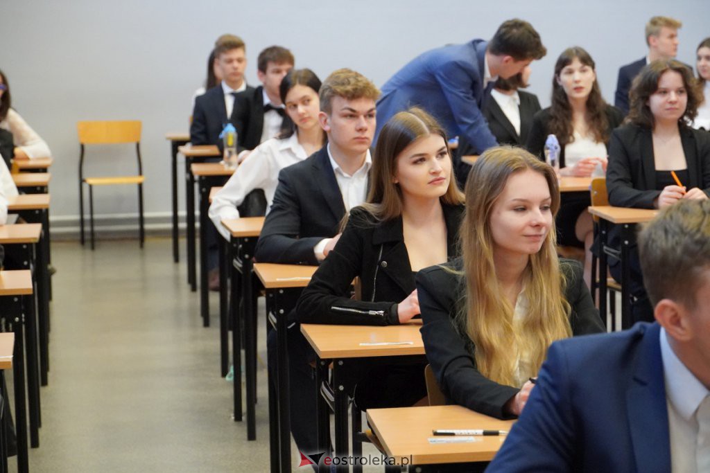 Matura 2022 - egzamin w I LO [04.05.2022] - zdjęcie #21 - eOstroleka.pl