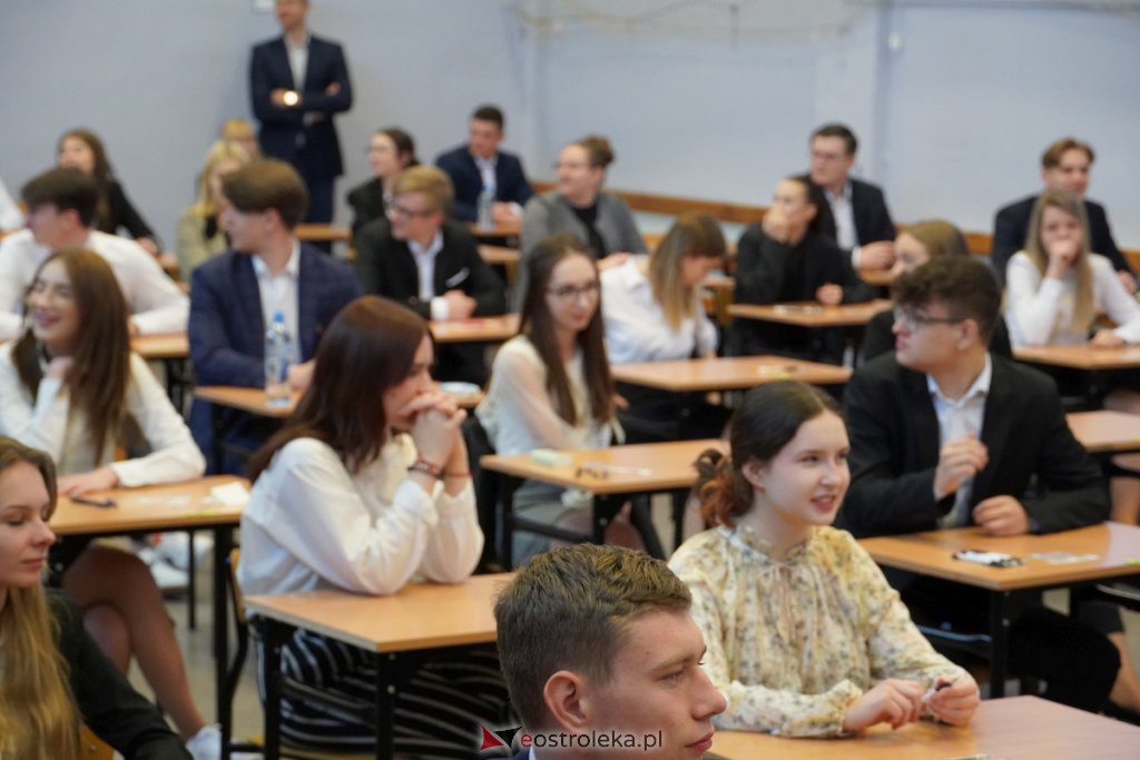 Matura 2022 - egzamin w I LO [04.05.2022] - zdjęcie #25 - eOstroleka.pl