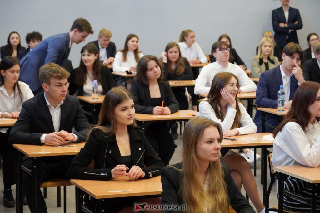 Matura 2022 - egzamin w I LO [04.05.2022] - zdjęcie #27 - eOstroleka.pl