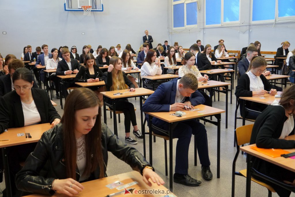 Matura 2022 - egzamin w I LO [04.05.2022] - zdjęcie #28 - eOstroleka.pl