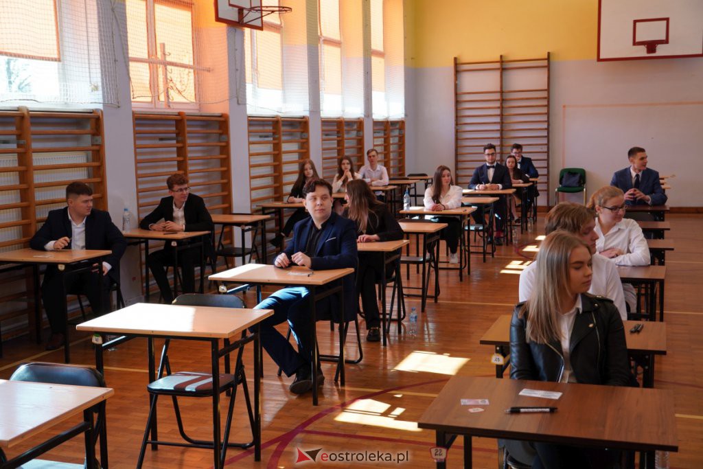 Matura 2022 - egzamin w II LO [04.05.2022] - zdjęcie #33 - eOstroleka.pl