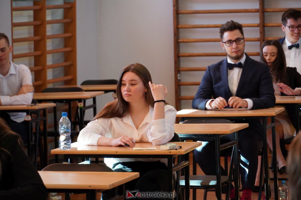 Matura 2022 - egzamin w II LO [04.05.2022] - zdjęcie #19 - eOstroleka.pl