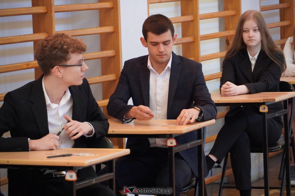 Matura 2022 - egzamin w II LO [04.05.2022] - zdjęcie #16 - eOstroleka.pl