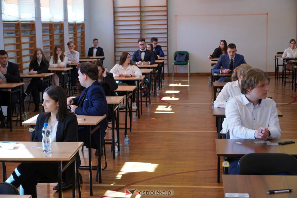 Matura 2022 - egzamin w II LO [04.05.2022] - zdjęcie #15 - eOstroleka.pl