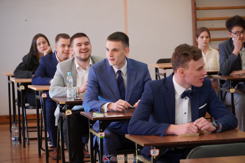 Matura 2022 - egzamin w II LO [04.05.2022] - zdjęcie #9 - eOstroleka.pl