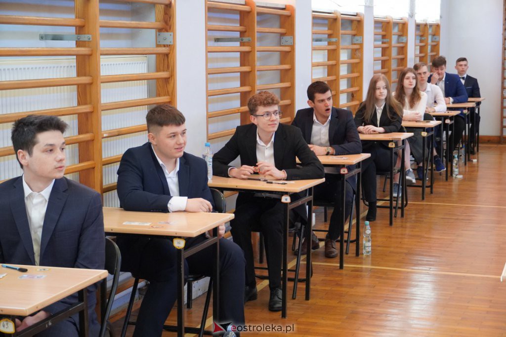 Matura 2022 - egzamin w II LO [04.05.2022] - zdjęcie #8 - eOstroleka.pl