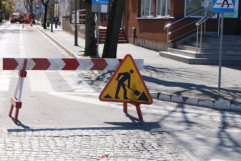 Ruszyła naprawa zniszczonej ulicy Kilińskiego. Część Starego Miasta wyłączona z ruchu [04.05.2022] - zdjęcie #2 - eOstroleka.pl