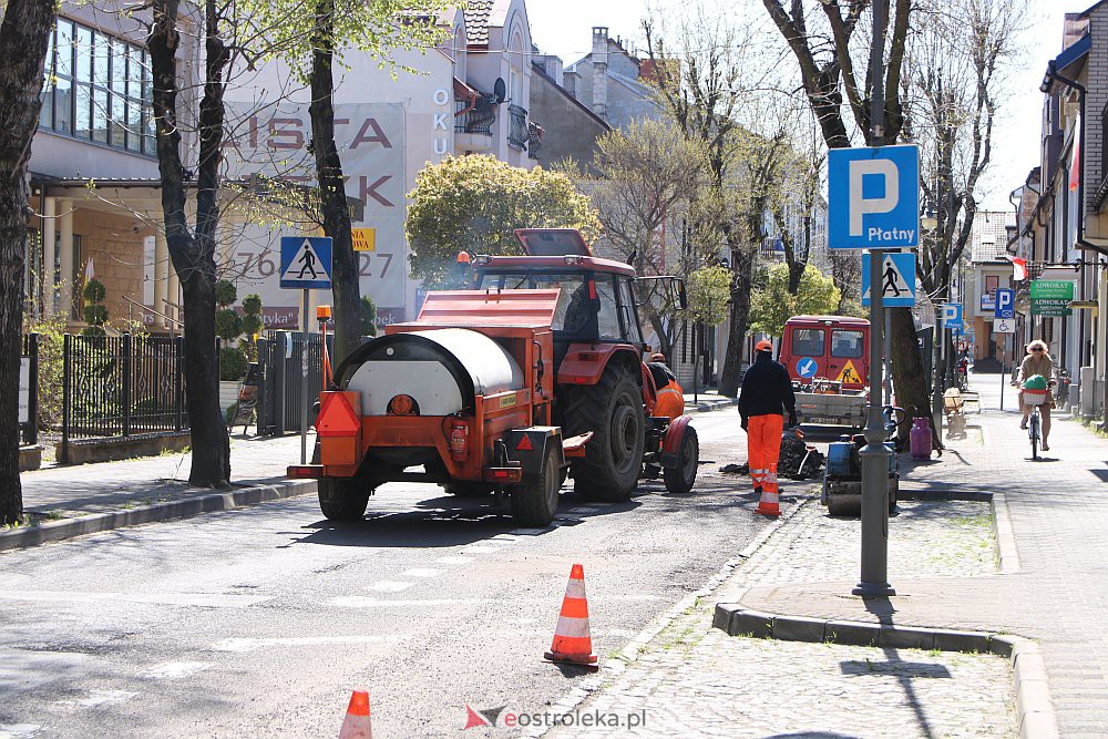 Ruszyła naprawa zniszczonej ulicy Kilińskiego. Część Starego Miasta wyłączona z ruchu [04.05.2022] - zdjęcie #5 - eOstroleka.pl