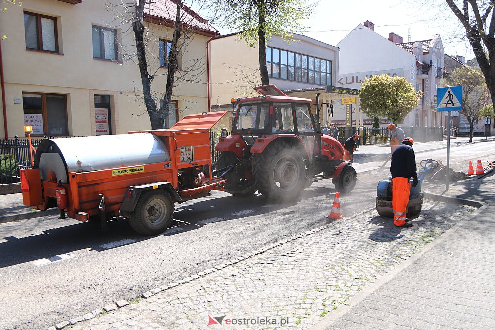 Ruszyła naprawa zniszczonej ulicy Kilińskiego. Część Starego Miasta wyłączona z ruchu [04.05.2022] - zdjęcie #6 - eOstroleka.pl