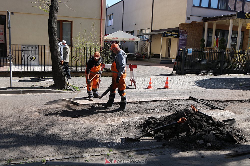 Ruszyła naprawa zniszczonej ulicy Kilińskiego. Część Starego Miasta wyłączona z ruchu [04.05.2022] - zdjęcie #7 - eOstroleka.pl