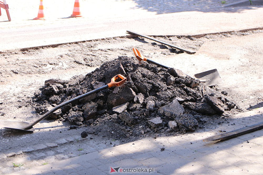 Ruszyła naprawa zniszczonej ulicy Kilińskiego. Część Starego Miasta wyłączona z ruchu [04.05.2022] - zdjęcie #9 - eOstroleka.pl