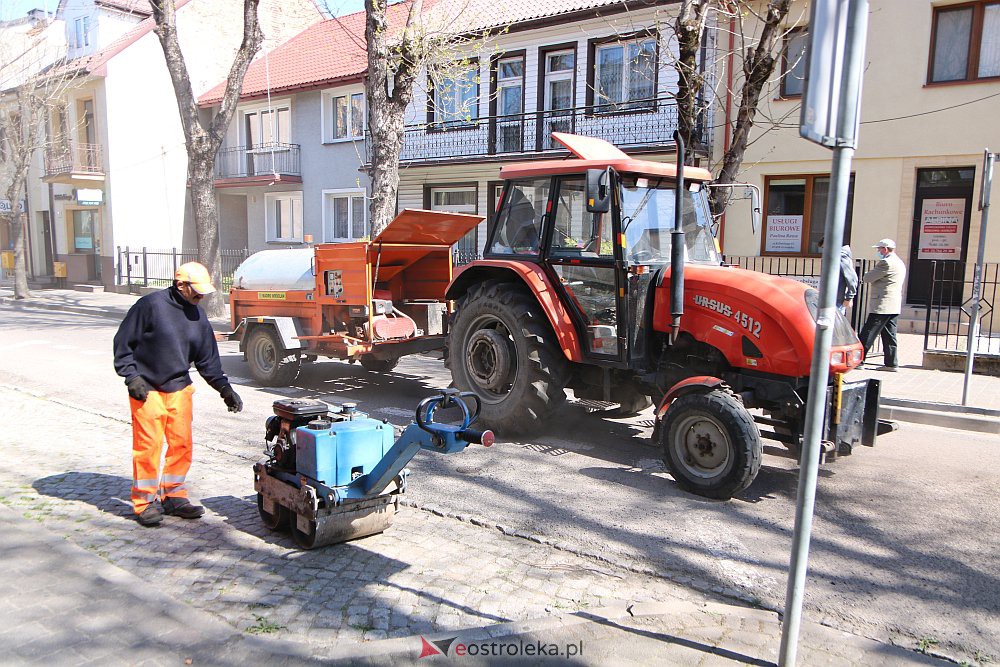Ruszyła naprawa zniszczonej ulicy Kilińskiego. Część Starego Miasta wyłączona z ruchu [04.05.2022] - zdjęcie #10 - eOstroleka.pl