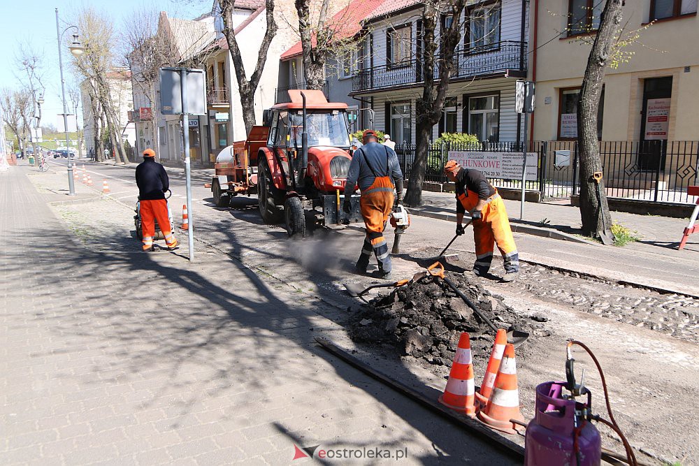 Ruszyła naprawa zniszczonej ulicy Kilińskiego. Część Starego Miasta wyłączona z ruchu [04.05.2022] - zdjęcie #11 - eOstroleka.pl