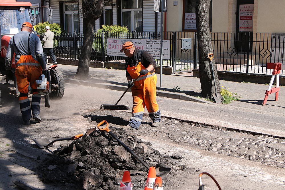 Ruszyła naprawa zniszczonej ulicy Kilińskiego. Część Starego Miasta wyłączona z ruchu [04.05.2022] - zdjęcie #12 - eOstroleka.pl