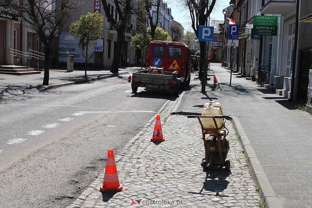 Ruszyła naprawa zniszczonej ulicy Kilińskiego. Część Starego Miasta wyłączona z ruchu [04.05.2022] - zdjęcie #14 - eOstroleka.pl