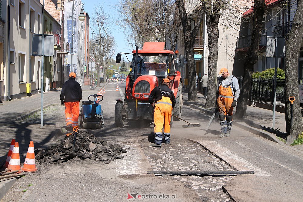 Ruszyła naprawa zniszczonej ulicy Kilińskiego. Część Starego Miasta wyłączona z ruchu [04.05.2022] - zdjęcie #15 - eOstroleka.pl