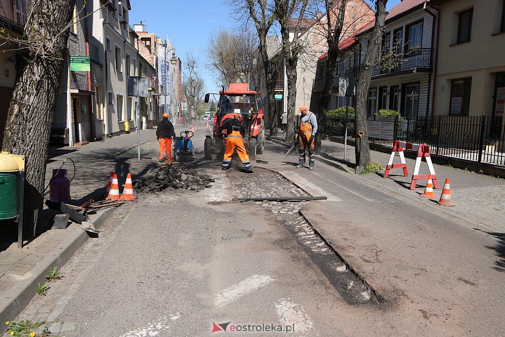 Ruszyła naprawa zniszczonej ulicy Kilińskiego. Część Starego Miasta wyłączona z ruchu [04.05.2022] - zdjęcie #16 - eOstroleka.pl