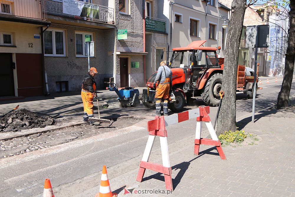 Ruszyła naprawa zniszczonej ulicy Kilińskiego. Część Starego Miasta wyłączona z ruchu [04.05.2022] - zdjęcie #17 - eOstroleka.pl