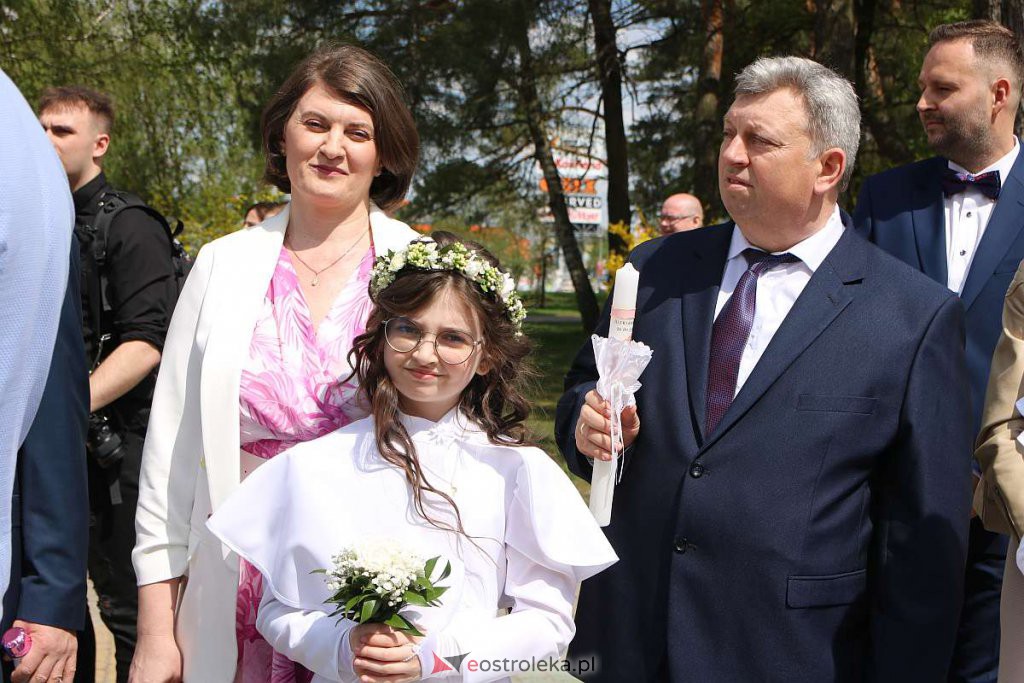 I Komunia Święta w parafii pw. Zbawiciela Świata w Ostrołęce [08.05.2022] - zdjęcie #30 - eOstroleka.pl