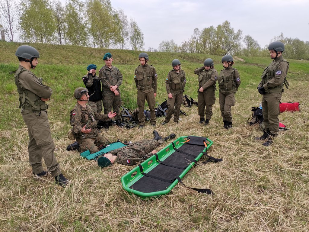 Młodzież z ostrołęckiego „Halika” na ćwiczeniach wojskowych [09.05.2022] - zdjęcie #7 - eOstroleka.pl