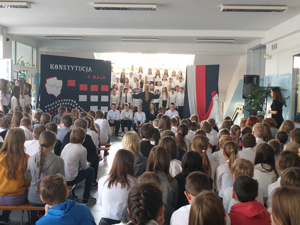 Patriotyczny apel w Szkole Podstawowej nr 10 [05.05.2022] - zdjęcie #1 - eOstroleka.pl