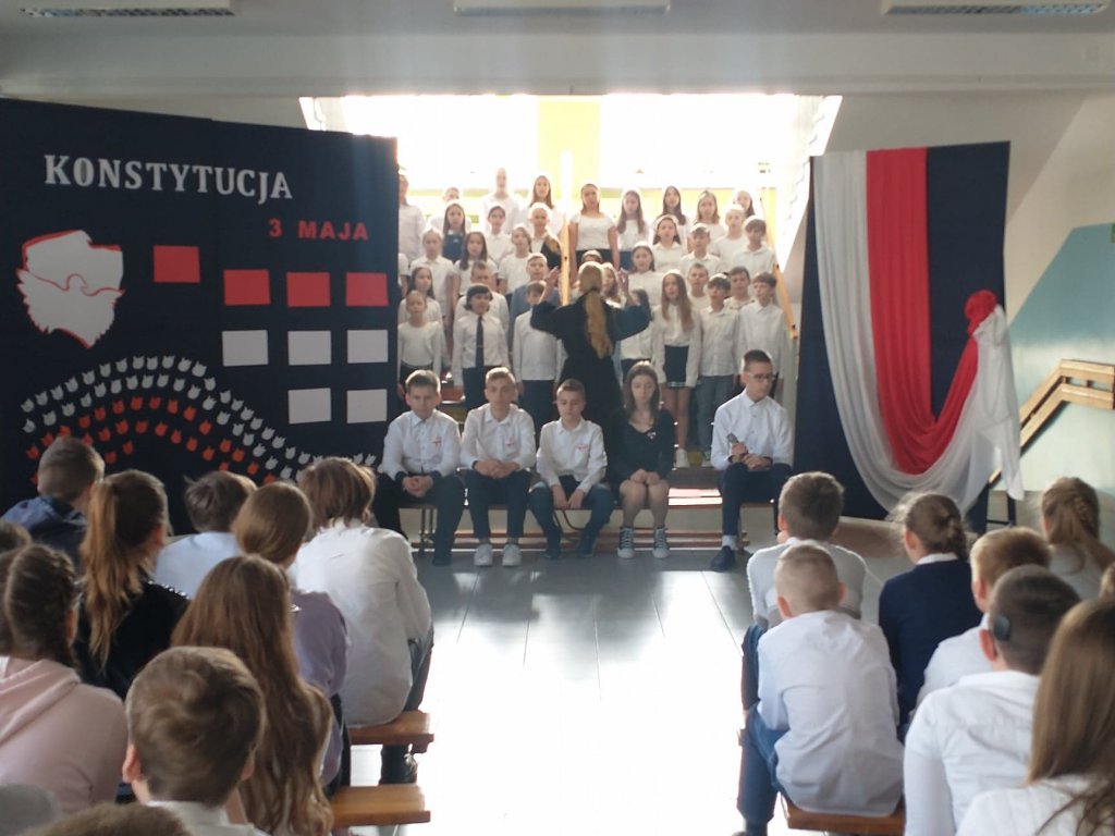 Patriotyczny apel w Szkole Podstawowej nr 10 [05.05.2022] - zdjęcie #2 - eOstroleka.pl