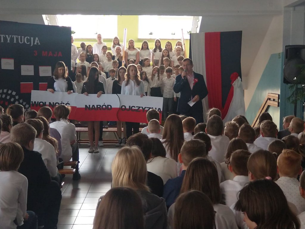 Patriotyczny apel w Szkole Podstawowej nr 10 [05.05.2022] - zdjęcie #8 - eOstroleka.pl