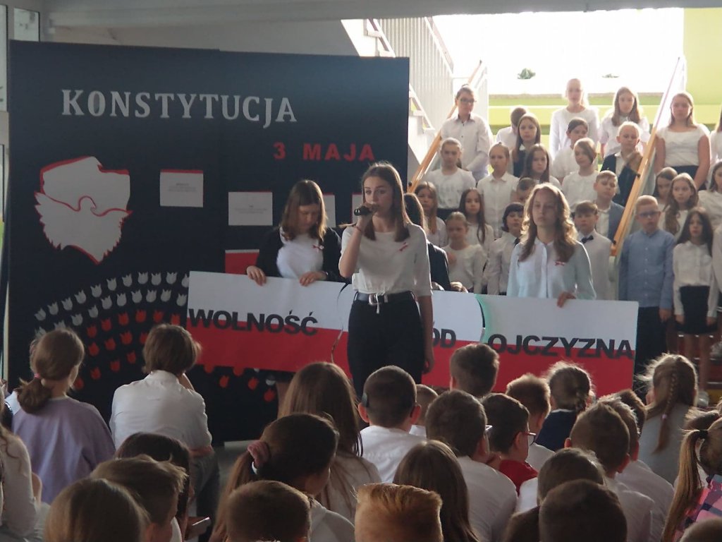 Patriotyczny apel w Szkole Podstawowej nr 10 [05.05.2022] - zdjęcie #7 - eOstroleka.pl