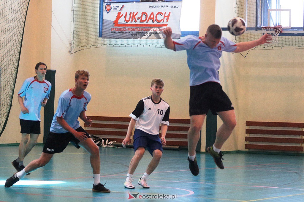 Turniej Piłki Nożnej Szkół Średnich organizowany przez Młodzieżową Radę Miasta Ostrołęki [10.05.2022] - zdjęcie #4 - eOstroleka.pl