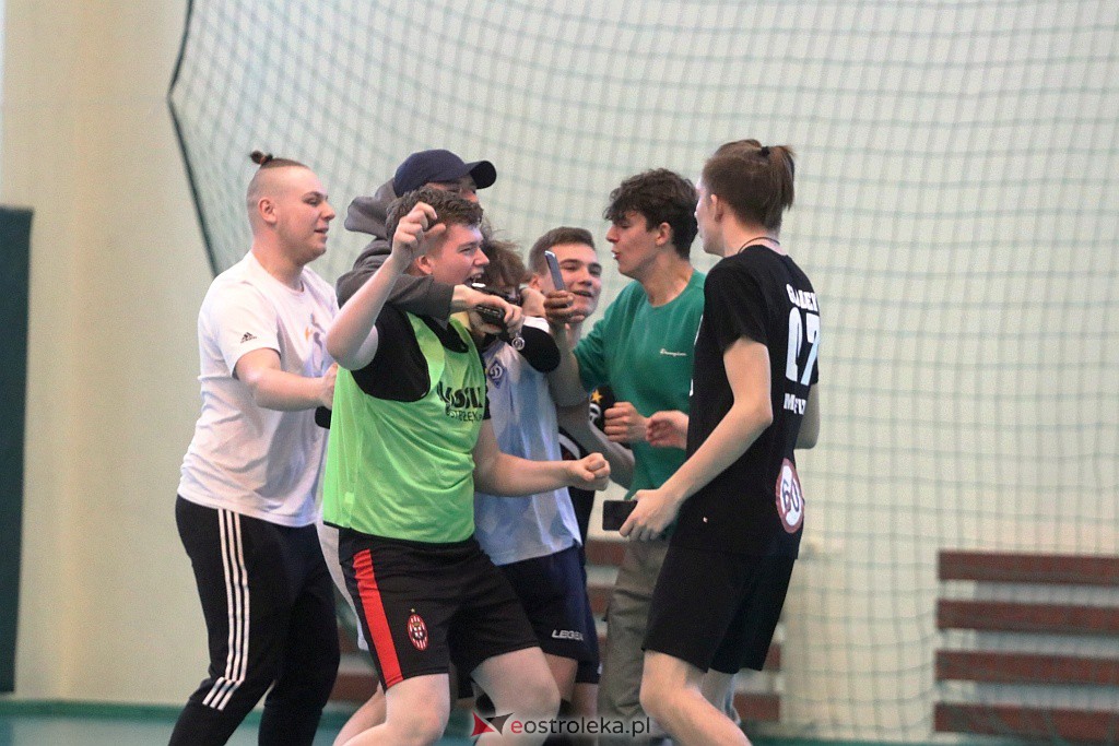 Turniej Piłki Nożnej Szkół Średnich organizowany przez Młodzieżową Radę Miasta Ostrołęki [10.05.2022] - zdjęcie #33 - eOstroleka.pl