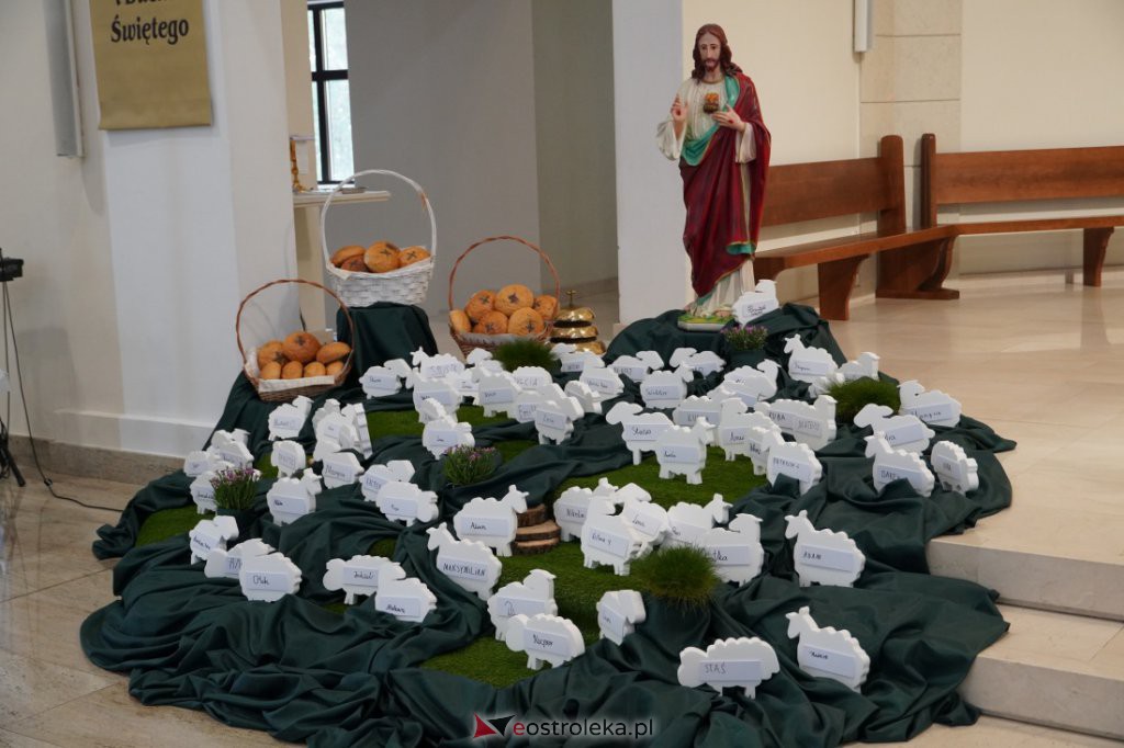 I Komunia Święta w parafii pw. św. Franciszka z Asyżu w Ostrołęce [14.05.2022] - zdjęcie #36 - eOstroleka.pl