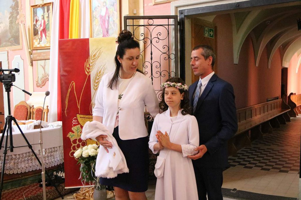 I Komunia Święta w parafii pw. św. Antoniego Padewskiego w Ostrołęce [14.05.2022] - zdjęcie #84 - eOstroleka.pl
