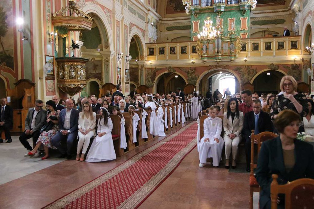 I Komunia Święta w parafii pw. św. Antoniego Padewskiego w Ostrołęce [14.05.2022] - zdjęcie #77 - eOstroleka.pl