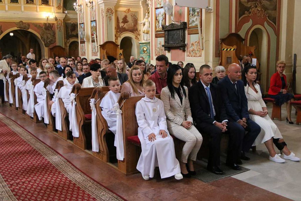 I Komunia Święta w parafii pw. św. Antoniego Padewskiego w Ostrołęce [14.05.2022] - zdjęcie #71 - eOstroleka.pl
