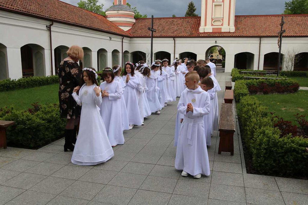 I Komunia Święta w parafii pw. św. Antoniego Padewskiego w Ostrołęce [14.05.2022] - zdjęcie #66 - eOstroleka.pl